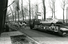 HE_BEDRIJVEN_011 Optocht met fanfare om reclame te maken voor Auto Hobby Center; 2 februari 1984
