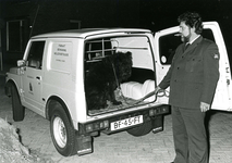 HE_BEDRIJVEN_013 Busje van Paraat Bewaking Hellevoetsluis, met een bewaker en een hond; ca. 1986