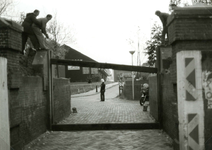 HE_BRIELSESTRAATWEG_016 Oefening om met de vloedplanken of schotbalken de Brielse Poort af te sluiten; 23 november 1977