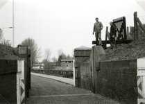 HE_BRIELSESTRAATWEG_017 Oefening om met de vloedplanken of schotbalken de Brielse Poort af te sluiten; 23 november 1977