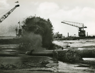 HE_DELTAWERKEN_005 Hellevoetsluis; Zandspuiten in de bouwput van de Deltawerken. Rondvaarten langs de wereldvermaarde ...
