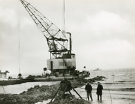 HE_DELTAWERKEN_007 Hellevoetsluis; Het laten zinken van een zinkstuk in de bouwput van de Deltawerken. Rondvaarten ...