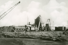 HE_DELTAWERKEN_026 Bouwput Haringvliet, het asfaltbedrijf; juli 1957