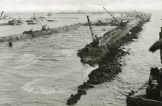 HE_DELTAWERKEN_029 Hellevoetsluis; Bouwput Haringvliet, opbouw van het dijklichaam aan de Westzijde., juni 1957