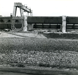 HE_DELTAWERKEN_030 Hellevoetsluis; Werkzaamheden aan de spuisluizen in de bouwput van de Deltawerken, oktober 1966