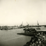 HE_DELTAWERKEN_040 Hellevoetsluis; De werkhaven naast de vesting van Hellevoetsluis, waar materiaal werd aangevoerd ...