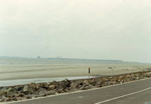 HE_DELTAWERKEN_044 Hellevoetsluis; Bouwput Spuisluis Haringvliet, gezien vanaf de Nieuwe Zeedijk, ca. 1960