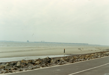 HE_DELTAWERKEN_044 Bouwput Spuisluis Haringvliet, gezien vanaf de Nieuwe Zeedijk; ca. 1960