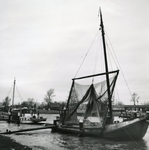 HE_KANAALWEGWESTZIJDE_015 Hellevoetsluis; Vissersschepen in het Kanaal door Voorne, 5 februari 1966