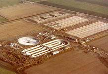 HE_LUCHTFOTO_005 Luchtfoto van de aanleg van de Rioolwaterzuiveringsinstallatie (RWZI); 1990