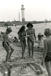 HE_NIEUWEZEEDIJK_001 Badgasten op het kleine strandje bij de vuurtoren; ca. 1985