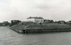 HE_OOSTKADE_006 De vestinggracht en de achterzijde van het Marinehospitaal langs de Oostkade, en Duitse bunker op de ...