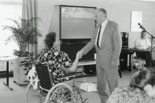 HE_OUDERENZORG_002 Een grootbeeldtelevisie voor de bewoners van de Grootenhoek. Mw. Orgers; 3 mei 1990
