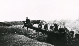 HE_TWEEDEWERELDOORLOG_001 Duitse militairen nemen bezit van een kanon op de Wallen.; ca. 1940