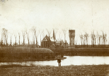 HE_VESTINGWERKEN_008 Hellevoetsluis; De vestinggracht en vestingwallen, met op de achtergrond de Opzoomerlaan met de ...