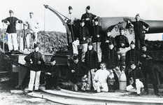 HE_VESTINGWERKEN_014 Groep militairen (lichting 1905) op de vestingwallen voor een kanon; 1905