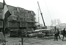HE_WONINGBOUW_002 Woningbouwcomplex in Hellevoetsluis bereikt het hoogste punt; 23 februari 1984