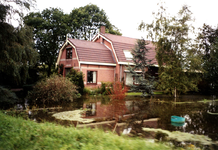 NN_DIJKWEG_004 wateroverlast rond een boerderij langs de Dijkweg na overvloedige regenval; september 1998