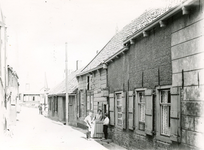 NN_DORPSSTRAAT_009 Kijkje in de Dorpsstraat; ca. 1950