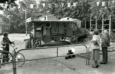 NN_DORPSSTRAAT_018 Demonstratie van een oude dorsmachine op de Dorpsstraat; 23 september 1982
