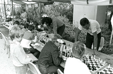 NN_EVENEMENT_004 Braderie in Nieuwenhoorn: schaken; 23 september 1982