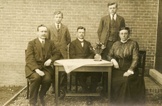 NN_KLASSENFOTO_001 Personeel O.L.S. Vlotbrug; V.l.n.r. Meester C. Bijleveld, C. van Gelderen, Schipper, Meester van der ...