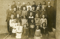 NN_KLASSENFOTO_002 Bovenste rij: ?, Cees Trouw, ?, Piet Vermaat, Rien Vermaat, Jan Scheijgrond, Henk van Gijzen, ...