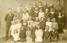 NN_KLASSENFOTO_005 Bovenste rij: Leen Noordermeer, ?, Daan Hoogvliet, Frans Bouman Wz., ?, ?. Juffrouw P. Touw. Tweede ...