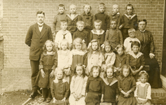 NN_KLASSENFOTO_006 Bovenste rij: Leen Bravenboer, Cor Edelebos, Jan Lagendijk, Leo Schaller, Jan Scheijgrond, Willem ...