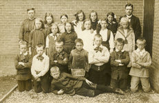 NN_KLASSENFOTO_007 Bovenste rij: Juffrouw P. Touw, Tijn Bravenboer, Annie v/d Bandt, Betje Boutkan, Mien Sjouw, Neeltje ...