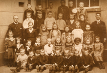 NN_KLASSENFOTO_010 Lena en Pietje Bravenboer zijn met een kruisje aangegeven; ca. 1905