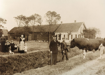 NN_KOOIWEG_001 Boerderij De Kooistee met v.l.n.r. Elisabeth Scheijgrond, Arie Vijfvinkel jr. Lidewij Vijfvinkel, ...