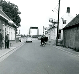 NN_OOSTDIJK_004 De woningen en cafés langs de Oostdijk. Op de achtergrond de brug over het Kanaal door Voorne; 11 juli 1963
