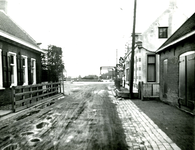 NN_OOSTDIJK_005 De woningen en cafés langs de Oostdijk. Op de achtergrond de Vlotbrug; ca. 1938
