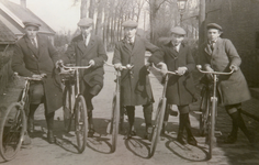 NN_PERSONEN_001 Per fiets van Vlotbrug, Hellevoetsluis, Nieuw-Helvoet en Nieuwenhoorn naar de HBS in Brielle. v.l.n.r. ...