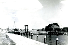 NN_VLOTBRUG_002 De Vlotbrug over het Kanaal door Voorne. Op de achtergrond het huisje Ummetoe; 1972