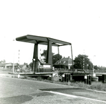 NN_VLOTBRUG_003 De Vlotbrug over het Kanaal door Voorne. Op de achtergrond het huisje Ummetoe; 12 augustus 1965