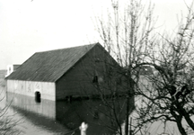 NN_WATERSNOODRAMP_009 Boerenschuur in het water; Februari 1953