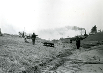 NN_WATERSNOODRAMP_038 Nieuwenhoorn; Maken van een kistdam langs het Kanaal door Voorne na de watersnoodramp, Februari 1953