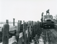 NN_WATERSNOODRAMP_038 Maken van een kistdam langs het Kanaal door Voorne na de watersnoodramp; Februari 1953
