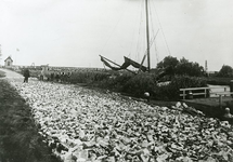 NS_KANAALDIJK_02 Wegwerkzaamheden aan de Kanaalweg West: aanleggen van steenlaag. De Wellebrug op de achtergrond; ca. 1930