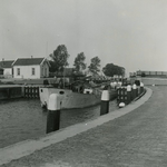 NS_OOSTHAVENKADE_02 Het binnenvaartschip IJssel passeert de Sluiskom; 20 Mei 1960