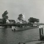 NS_OOSTHAVENKADE_03 Het binnenvaartschip IJssel vaart op het Kanaal door Voorne, ter hoogte van Nieuwesluis; 20 Mei 1960