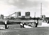NS_VOETVEER_01 Het veer van Nieuwesluis - Rozenburg, op de achtergrond de Robur Cementfabriek; 1966