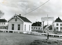 NS_WESTHAVENKADE_06 Het sluiswachtershuisje, en rechts het Cafe-hotel De Watergeus; december 1964