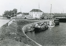 NS_WESTHAVENKADE_08 Woningen langs het Kanaal door Voorne; 1964