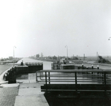 NS_WESTHAVENKADE_17 De sluis in het Kanaal door Voorne bij Nieuwesluis; 12 mei 1960