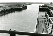 NS_WESTHAVENKADE_19 De sluis in het Kanaal door Voorne bij Nieuwesluis; 14 mei 1970