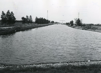 NS_WIELDIJK_07 Kanaal door Voorne, gezien vanaf de dam bij Heenvliet.; ca. 1960
