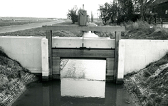 NH_SCHENKELDIJK_002 Regelbare stuw in de Hoofdwatergang langs de Haringvlietweg. Op de achtergrond de boerderij langs ...